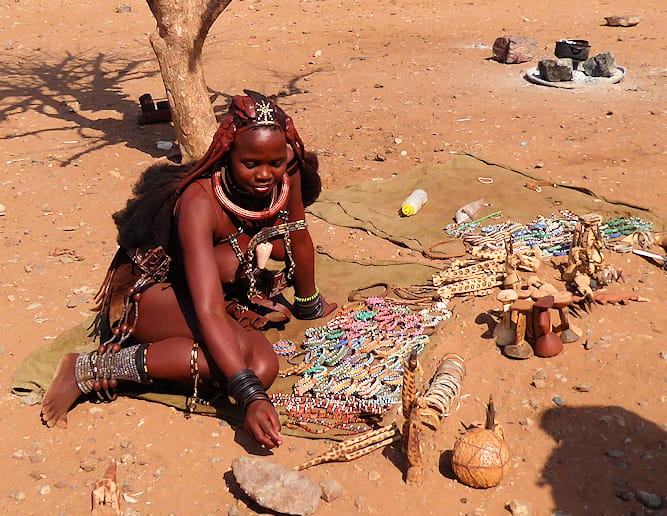 Travel Architects bij Himba vrouw